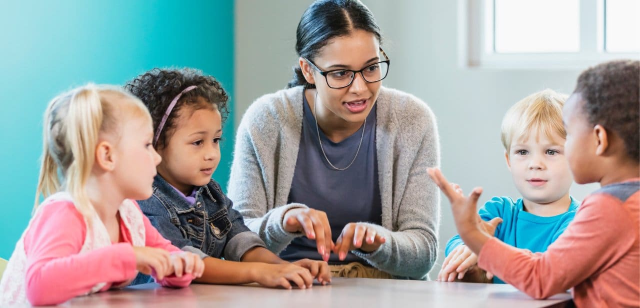 odyseey tutor helping children with language barrier in french
